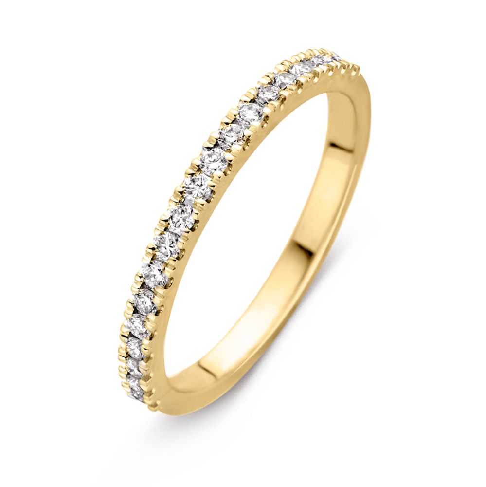 Bague en or jaune délicate ornée de diamants, avec un design fin et élégant.