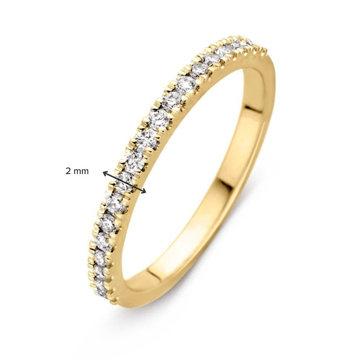 De Excellent Jewelry Verfijnde Geelgouden Ring met Diamanten - Elegantie in Subtiliteit (0.26 crt., half) is een eenvoudige, elegante 14 karaat geelgouden ring met kleine ronde diamanten gezet langs de 2 mm brede bovenkant.