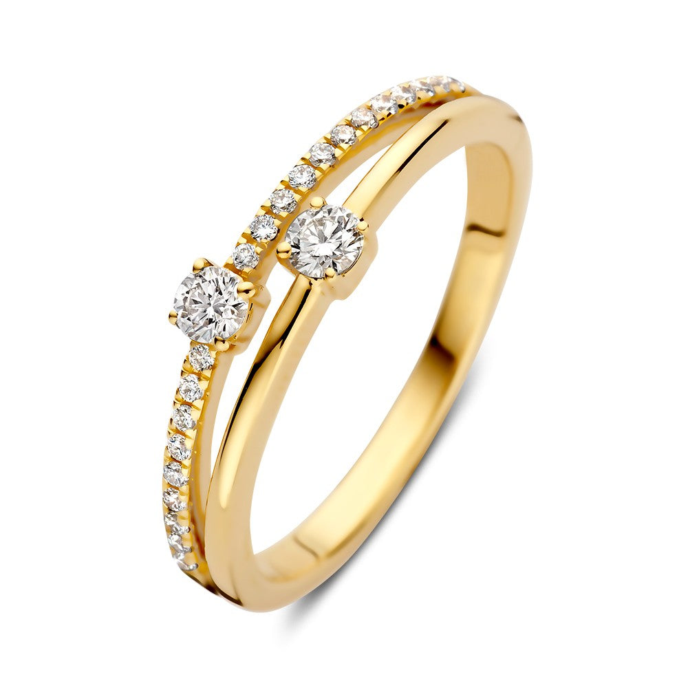 Bague en or jaune avec deux brillants et un pavé de diamants.