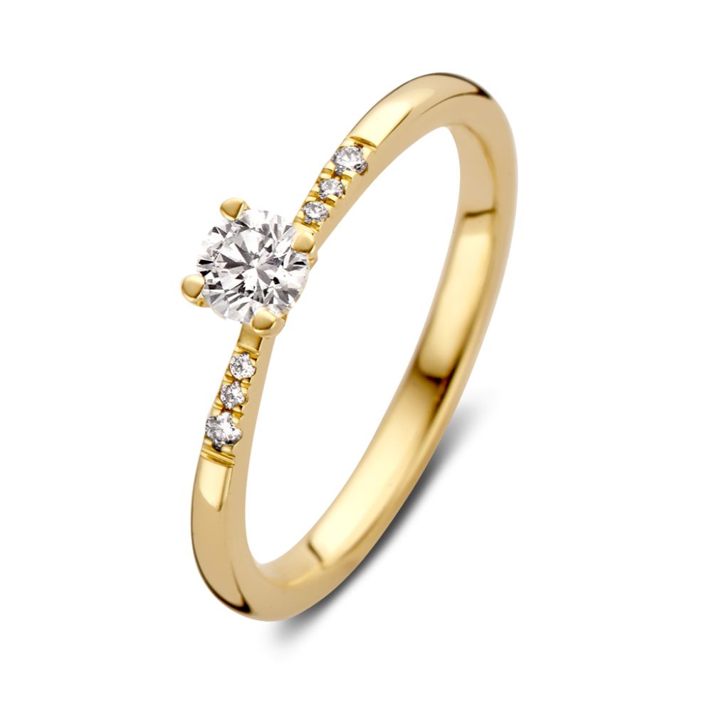 Bague en or jaune élégante avec un diamant brillant central et des pierres latérales.