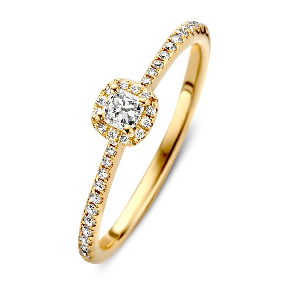 Bague en or jaune élégante avec un diamant taillé en princesse, entourée de petites pierres.