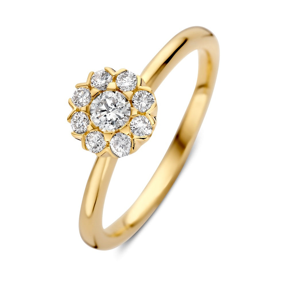 Bague en or jaune avec un brillant central et des diamants entourants.
