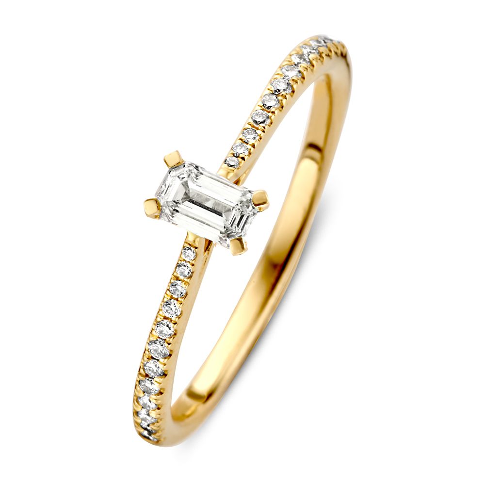 Bague en or jaune délicate avec diamant baguette et accents scintillants.