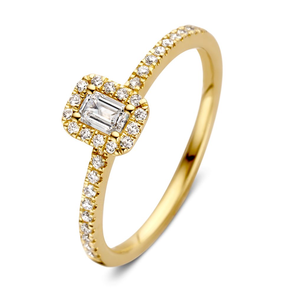 Bague en or jaune 14 carats ornée d'un diamant central taille émeraude et de diamants brillants.