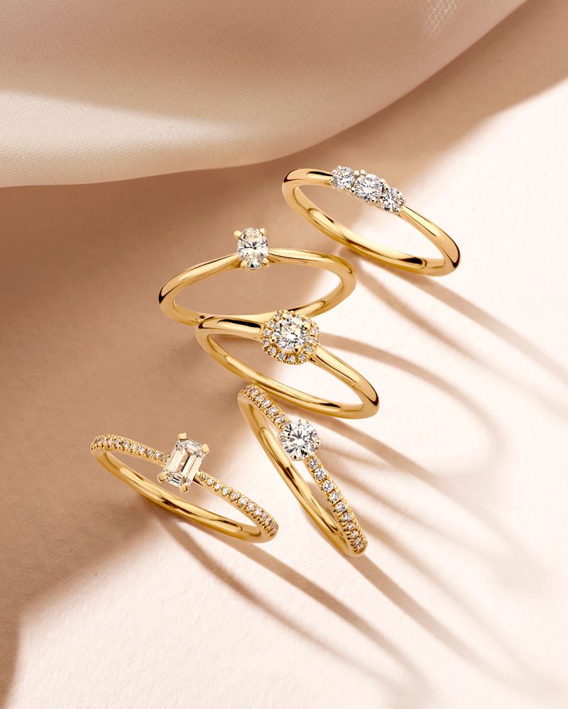 Bague en Or Jaune Raffinée avec Diamant Baguette et Accents Étincelants – Or 14 Carats, 0.42ct Diamants