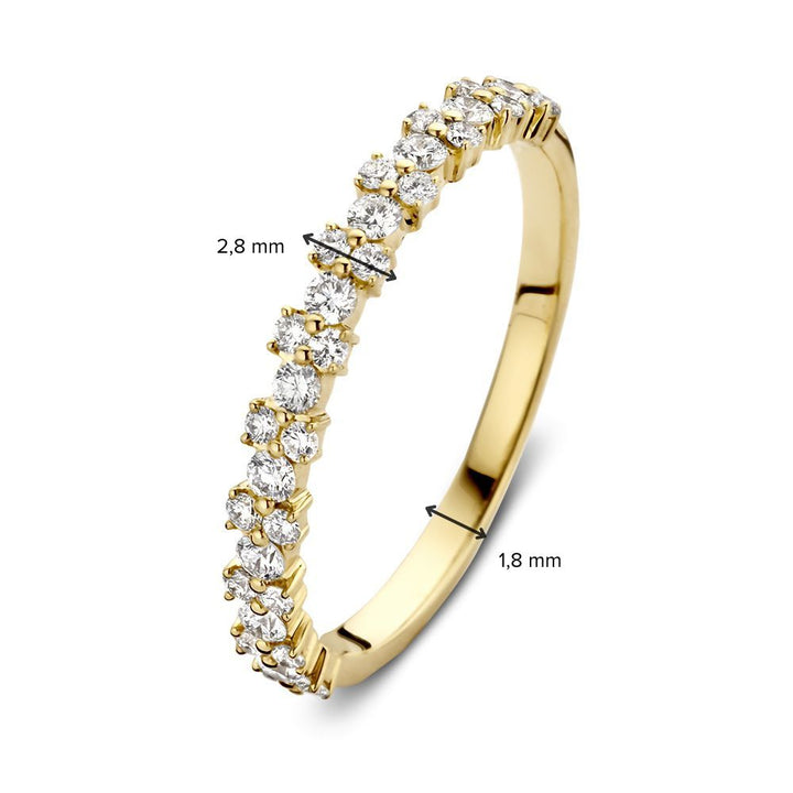 De Elegante Geelgouden Ring met Diamanten van Excellent Jewelry is gemaakt van 14 karaat goud en verfraaid met 0,43 ct diamanten. De band meet 2,8 mm op het breedste en 1,8 mm op het smalste punt.