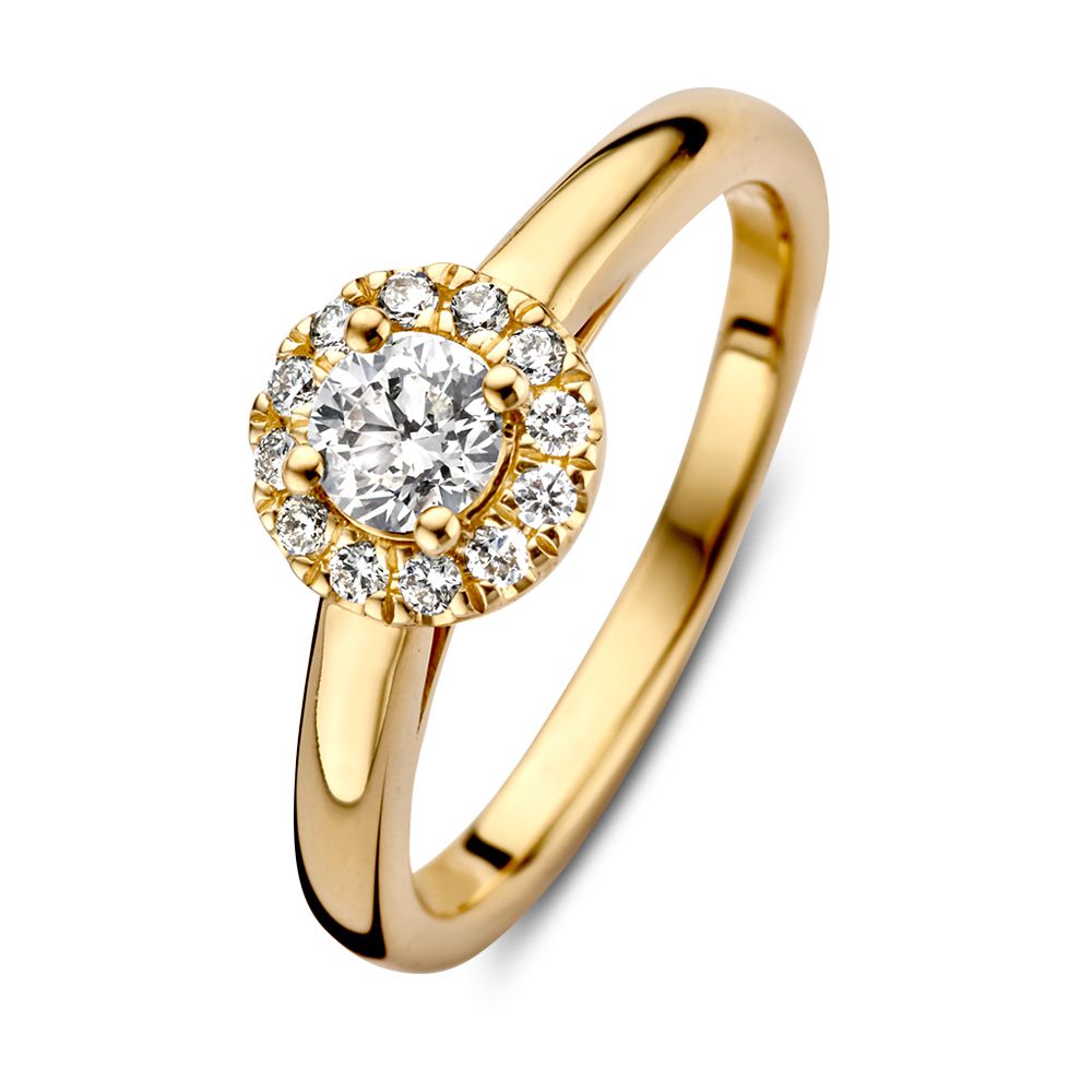 Bague en or jaune ornée d'un diamant central de 0,32 ct, entouré de petites pierres.