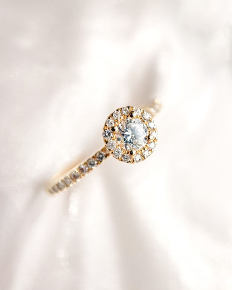 Bague élégante en or jaune avec 0,20 ct de diamant et halo de diamants