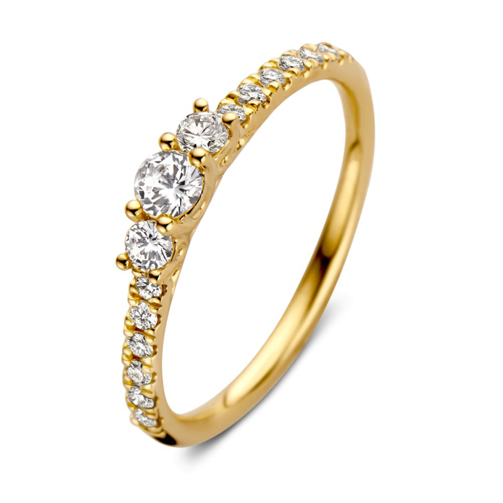Bague en or jaune avec trois pierres brillantes et des diamants supplémentaires sur l'anneau.