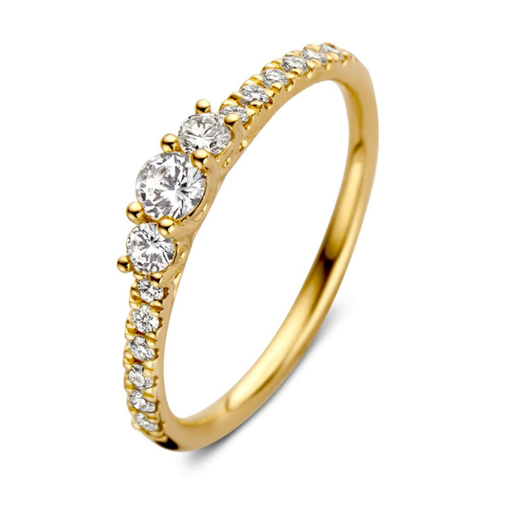 De Geelgouden Driesteens Ring met Extra Diamanten in de Scheen voor Maximale Schittering van Excellent Jewelry, 14 karaat geelgoud met drie ronde diamanten bovenop en kleine diamanten langs de band, gepresenteerd op een witte achtergrond.