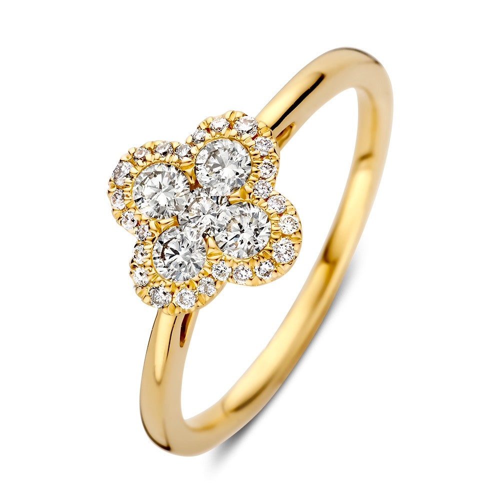 Bague en or jaune ornée de brillants, formée de trois pierres centrales entourées de petites pierres.