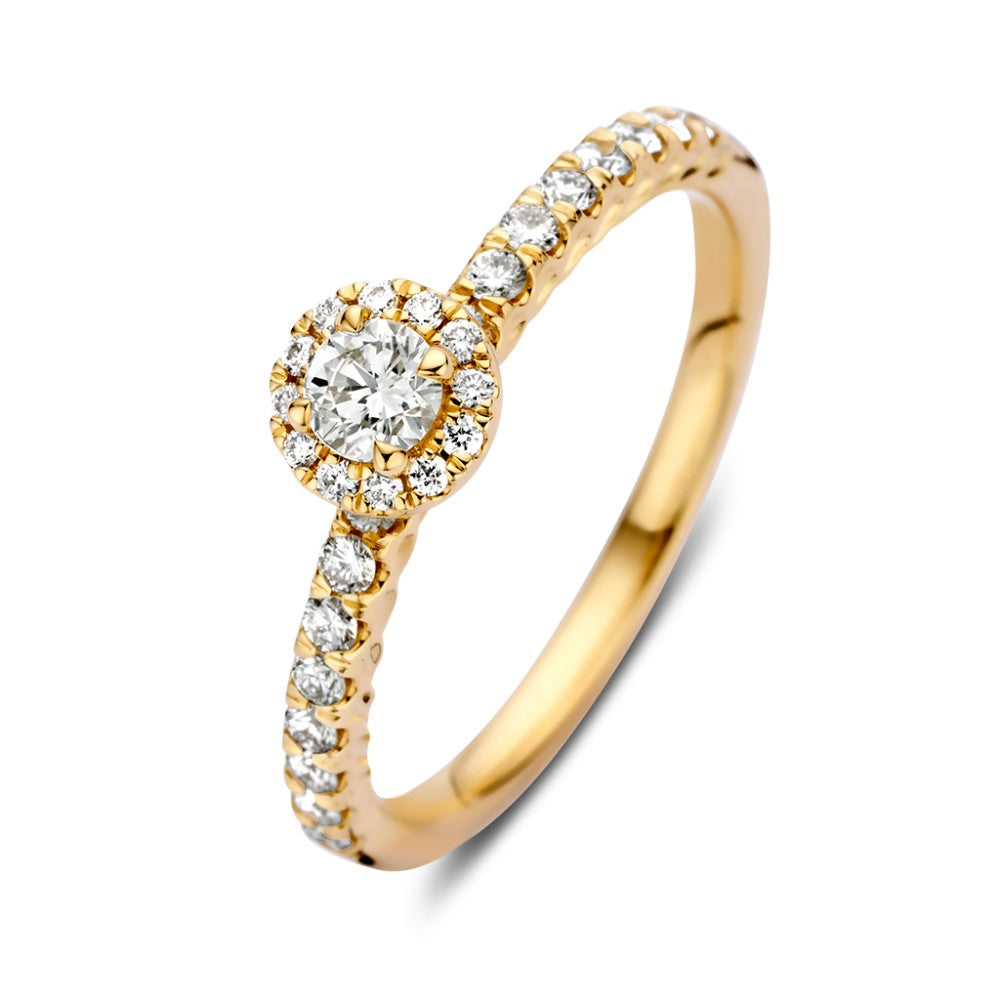 Bague en or jaune avec un diamant central en taille brillant, entouré de petits diamants.