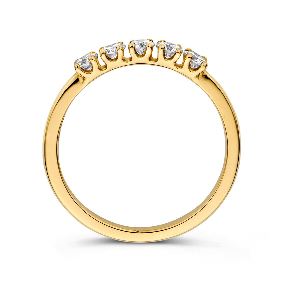 De Excellent Jewelry Ring geelgoud briljant 0,50 crt. heeft vijf met prongs gezette diamanten op een 14 karaat goud band, vanaf de zijkant gezien tegen een witte achtergrond.