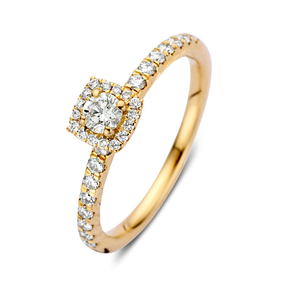 Bague en or jaune avec un diamant central entouré de diamants brillants dans un sertissage carré.