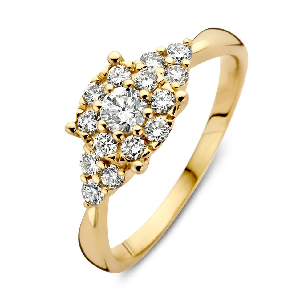 Bague en or jaune 14 carats ornée d'un brillant central et de plusieurs diamants.