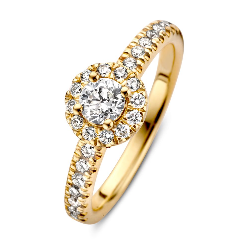 Bague en or jaune élégante avec un diamant brillant de 0,62 ct, entourée de petites pierres.
