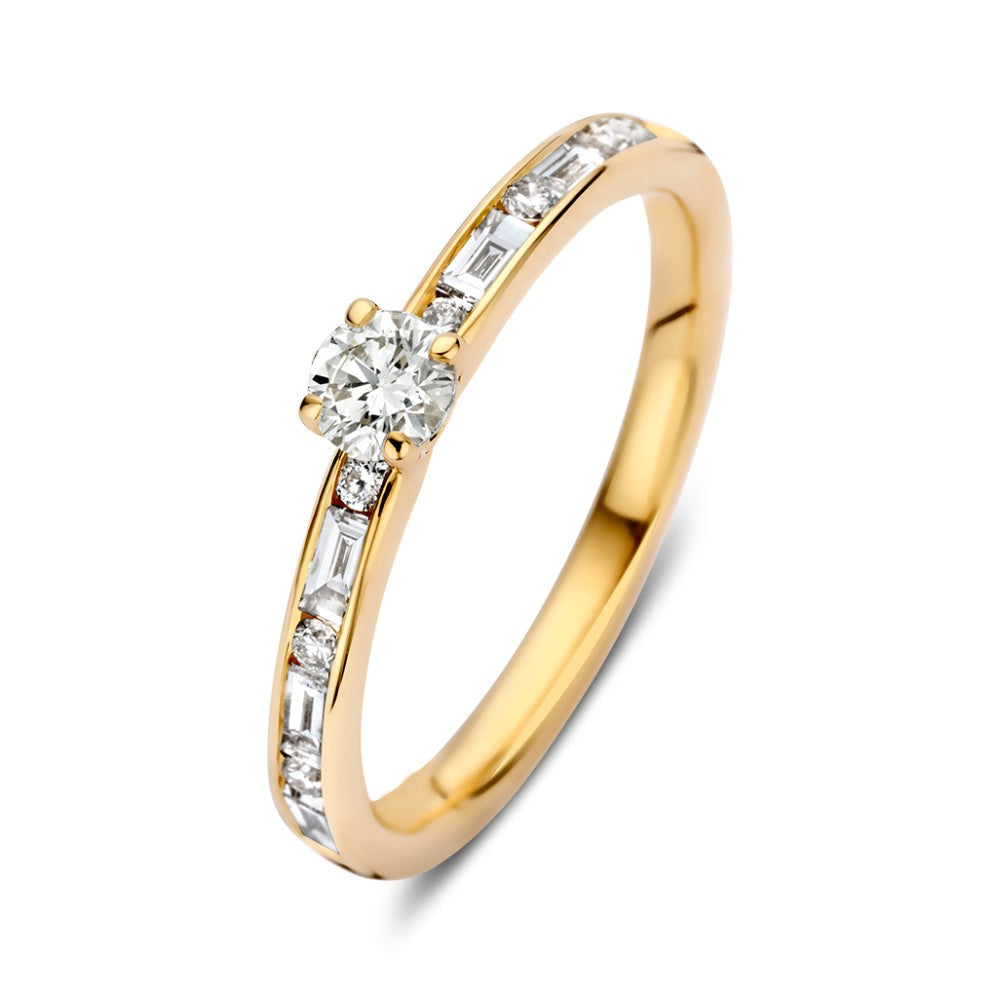 Bague en or jaune avec un diamant central brillant et des diamants baguette sur les côtés.