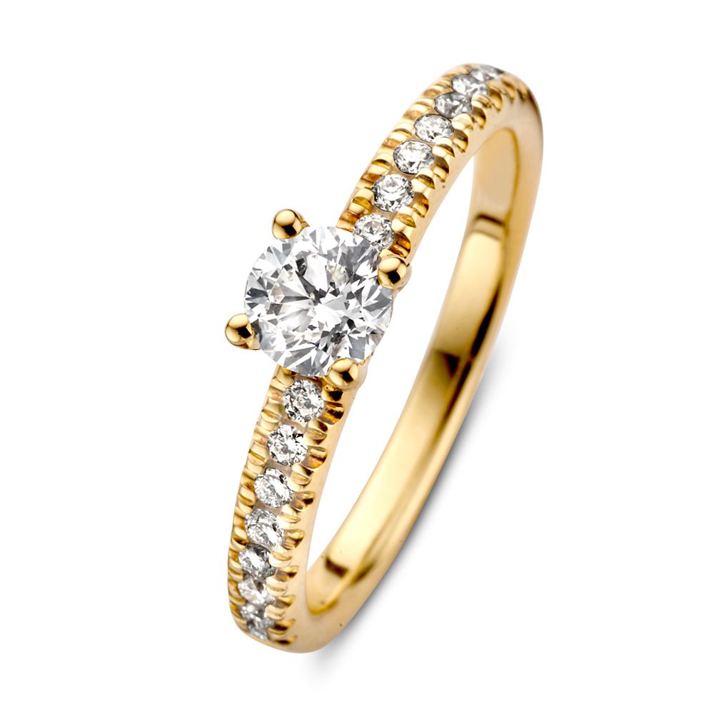 Bague en or jaune avec un diamant brillant central et des pierres latérales, 14 carats, 0,67 crt.