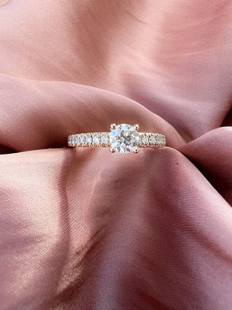 Superbe Bague Solitaire en Or Jaune avec Diamant Brillant et Pierres Latérales – 14 Carats 0.67 crt.
