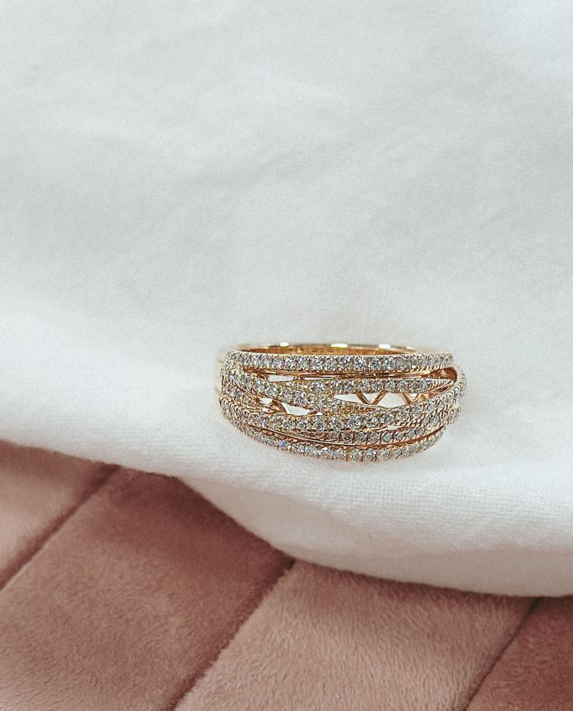 Bague en or jaune avec diamant et 6 bandes entrelacées 0,71 crt.