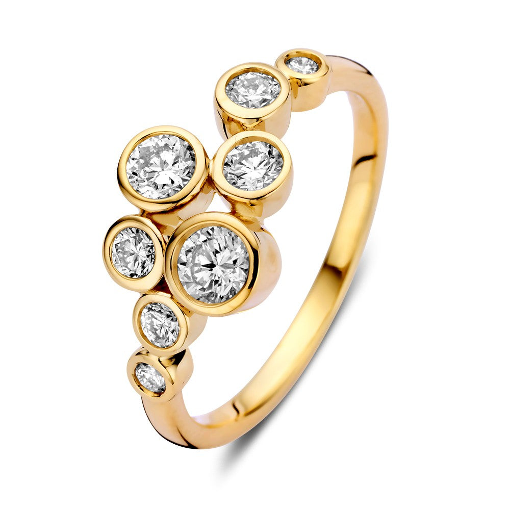 De Elegante 14k Geelgouden Ring met 0,81ct Diamanten uit de 'Bubbles' Collectie van Excellent Jewelry heeft een speels ontwerp met asymmetrisch geplaatste diamanten op een geelgouden band.
