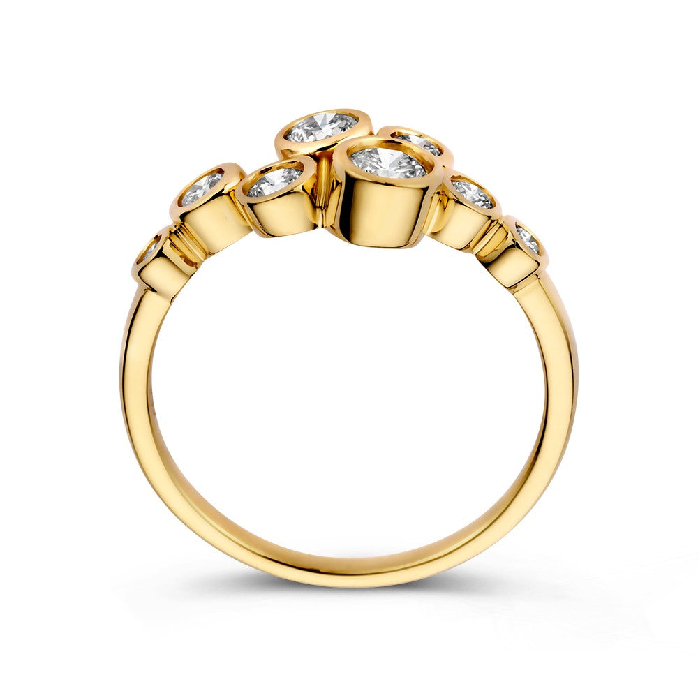 De Elegante 14k Geelgouden Ring uit de 'Bubbles' Collectie van Excellent Jewelry heeft een speels cluster van zeven gezette diamanten (0,81ct), afgebeeld in zijaanzicht tegen een witte achtergrond.
