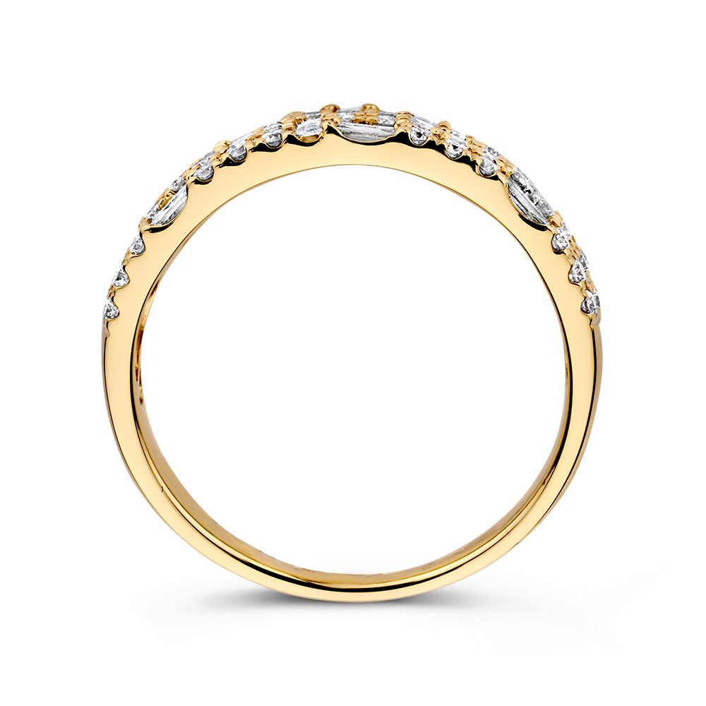 Bague en or jaune élégant avec diamants brillants et taille baguette 0,94 crt.
