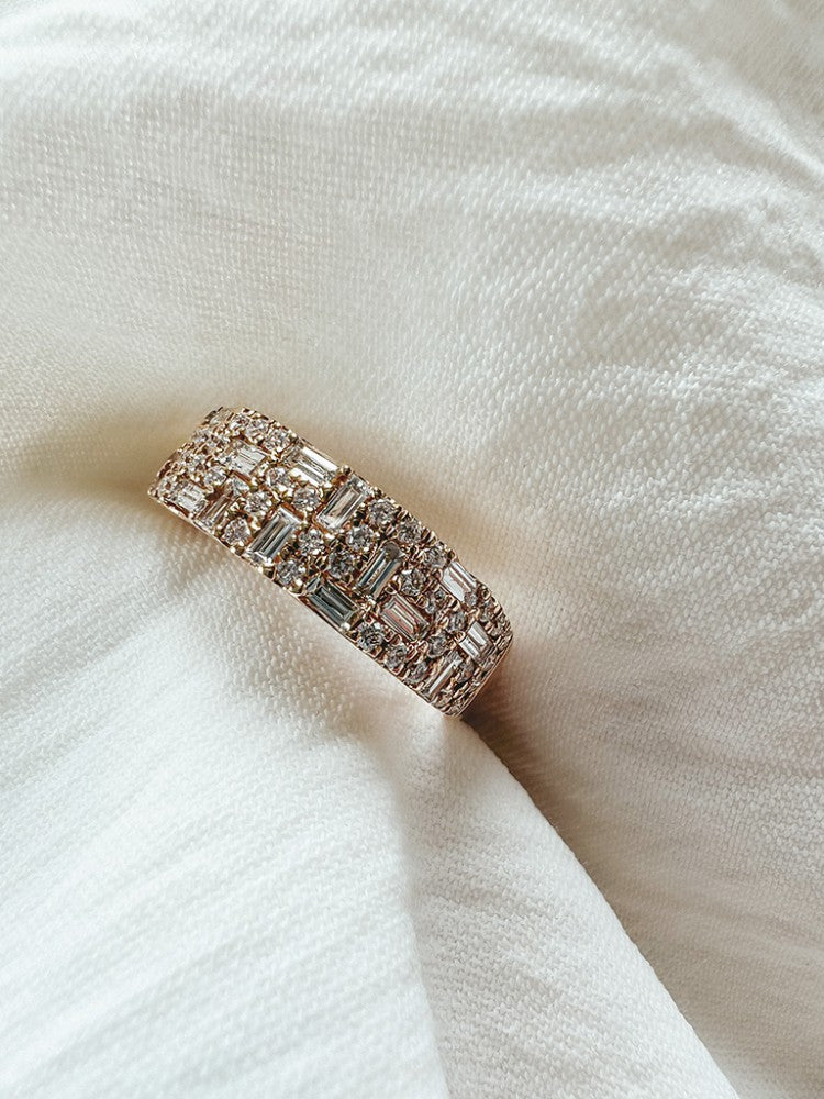 Bague en or jaune élégant avec diamants brillants et taille baguette 0,94 crt.