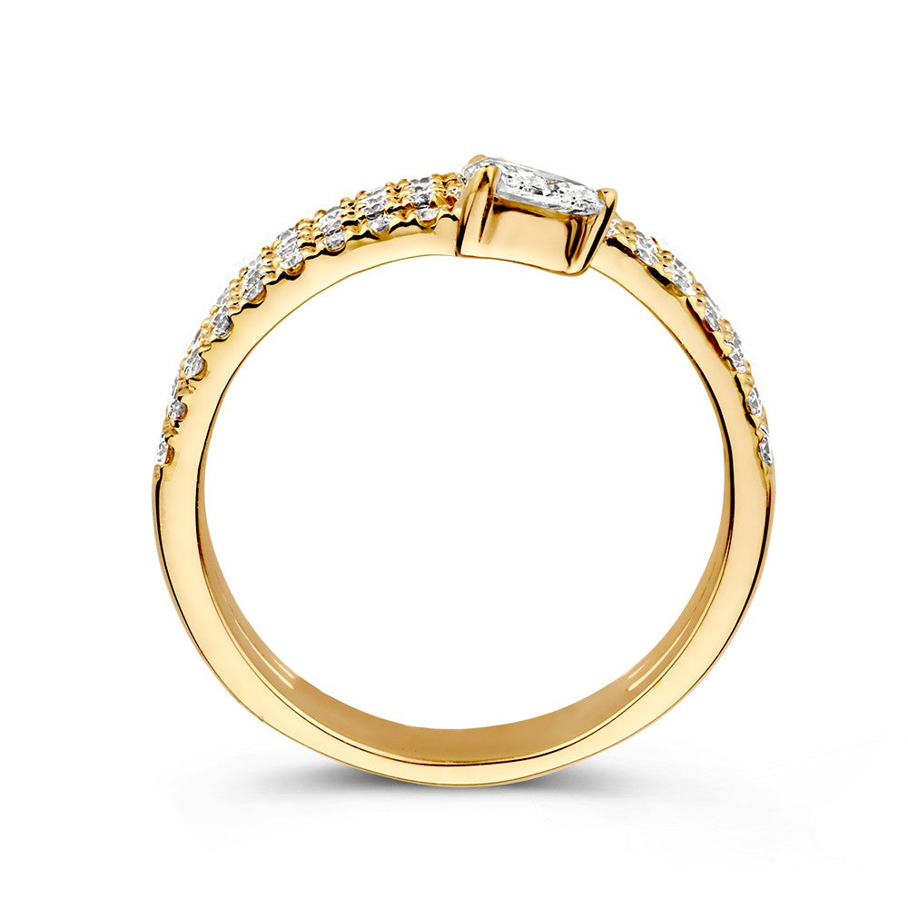 Bague en or jaune avec diamant éblouissant au design unique et diamant en forme de poire 0,98 crt.