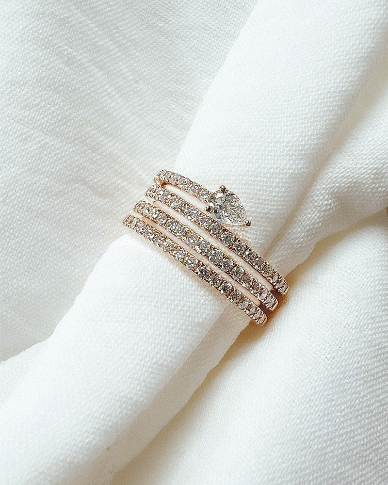 Bague en or jaune avec diamant éblouissant au design unique et diamant en forme de poire 0,98 crt.