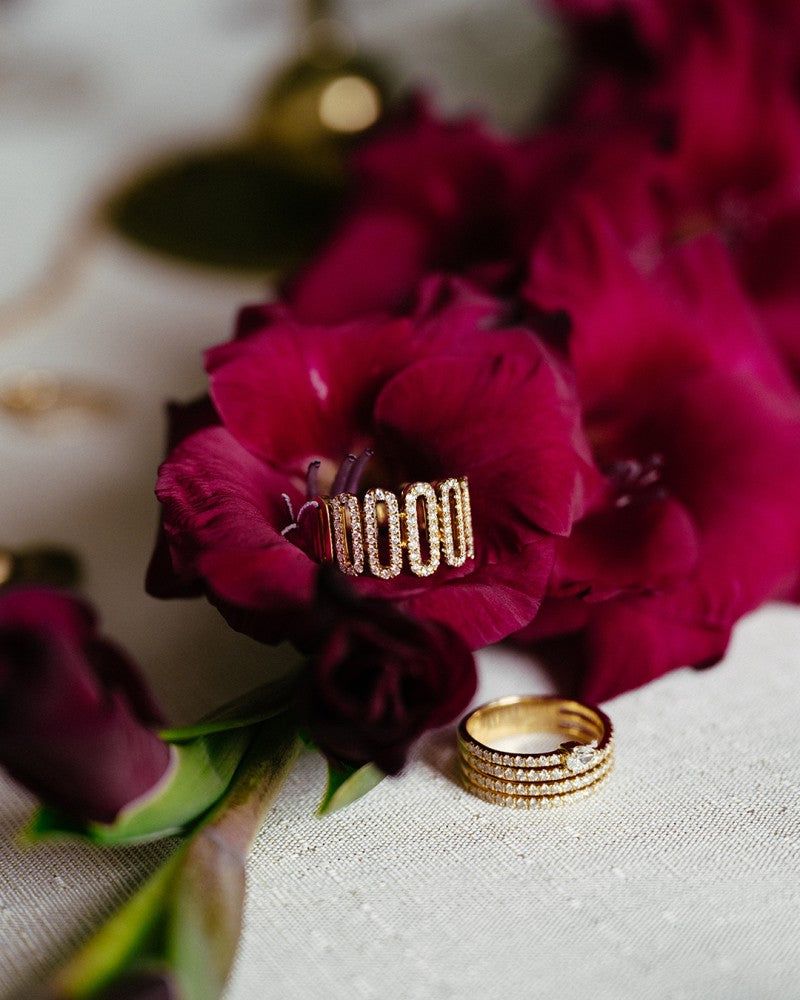 Bague en or jaune avec diamant éblouissant au design unique et diamant en forme de poire 0,98 crt.