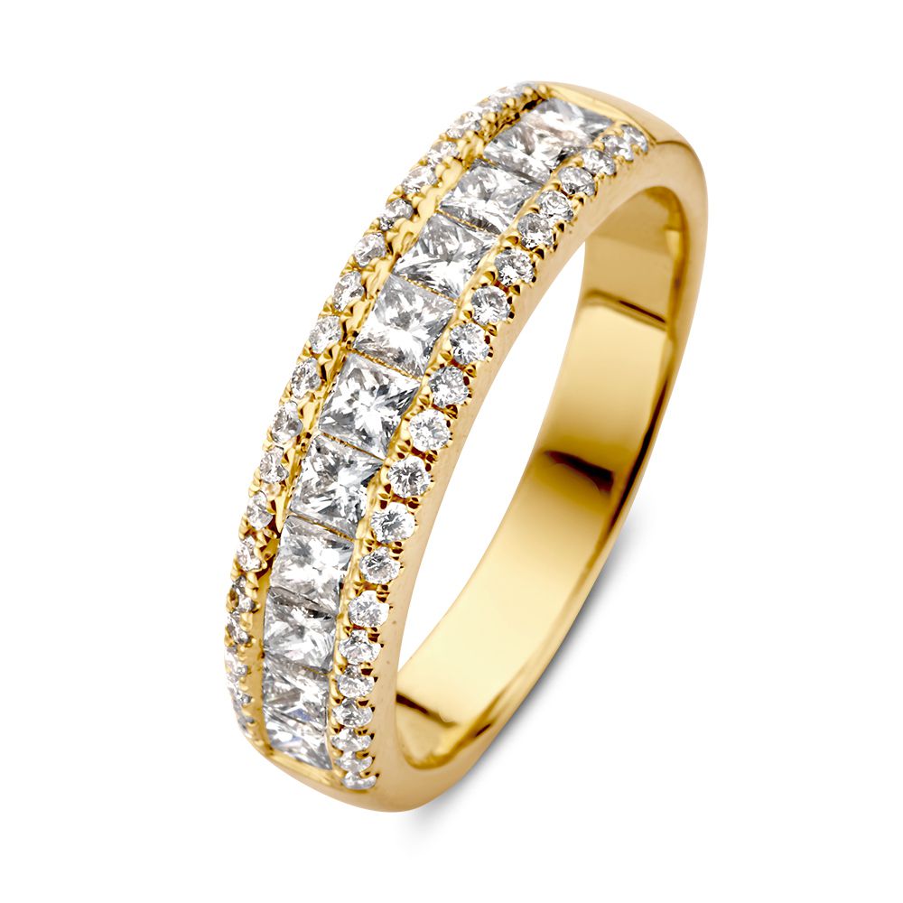 Bague en or jaune élégante ornée de diamants taillés en princesse de 1,19 ct.
