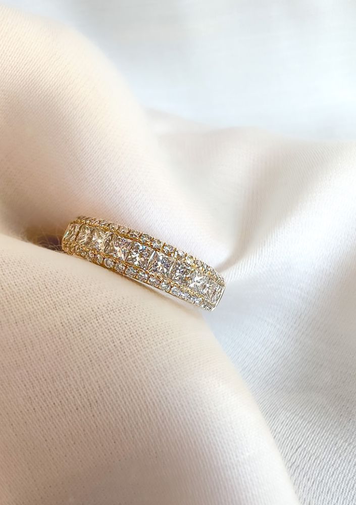 Bague Élégante en Or Jaune avec Diamants Taillés en Princesse 1.19 crt.