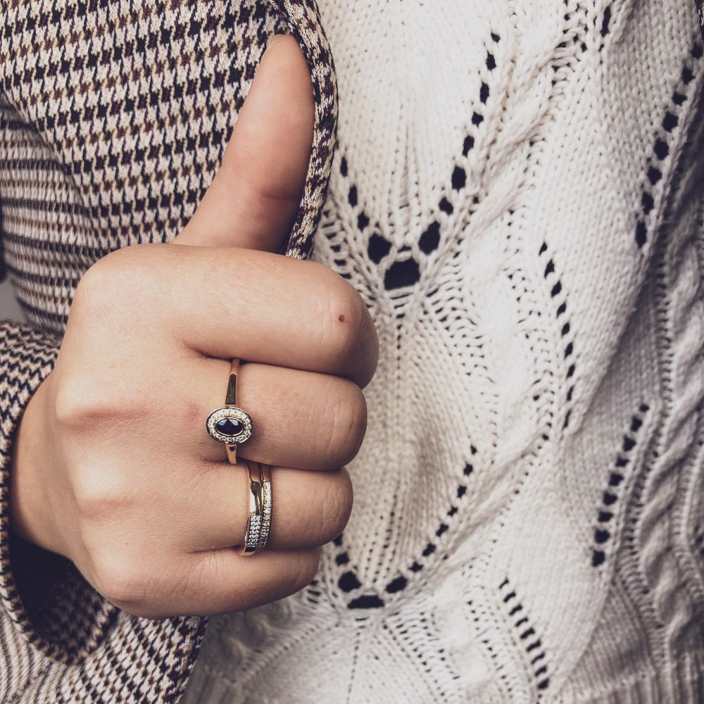 Bague en Or Jaune Stylée avec Saphir Bleu et Diamants Brillants