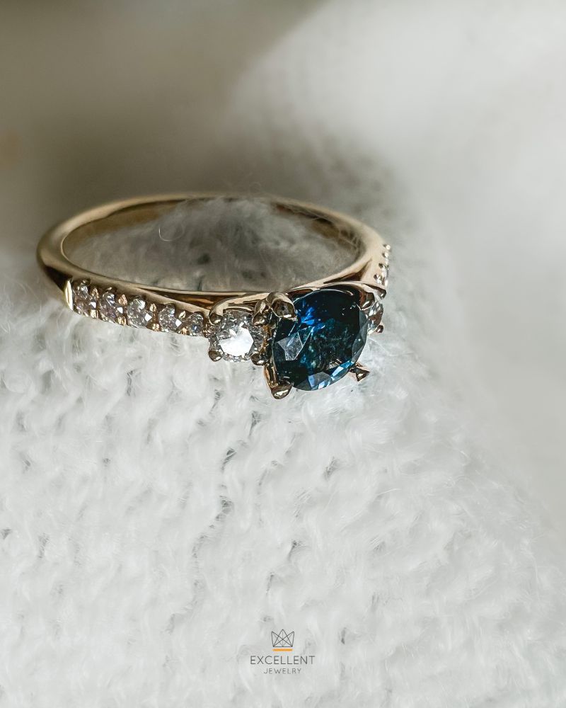Bague élégante en or jaune avec magnifique saphir et diamants