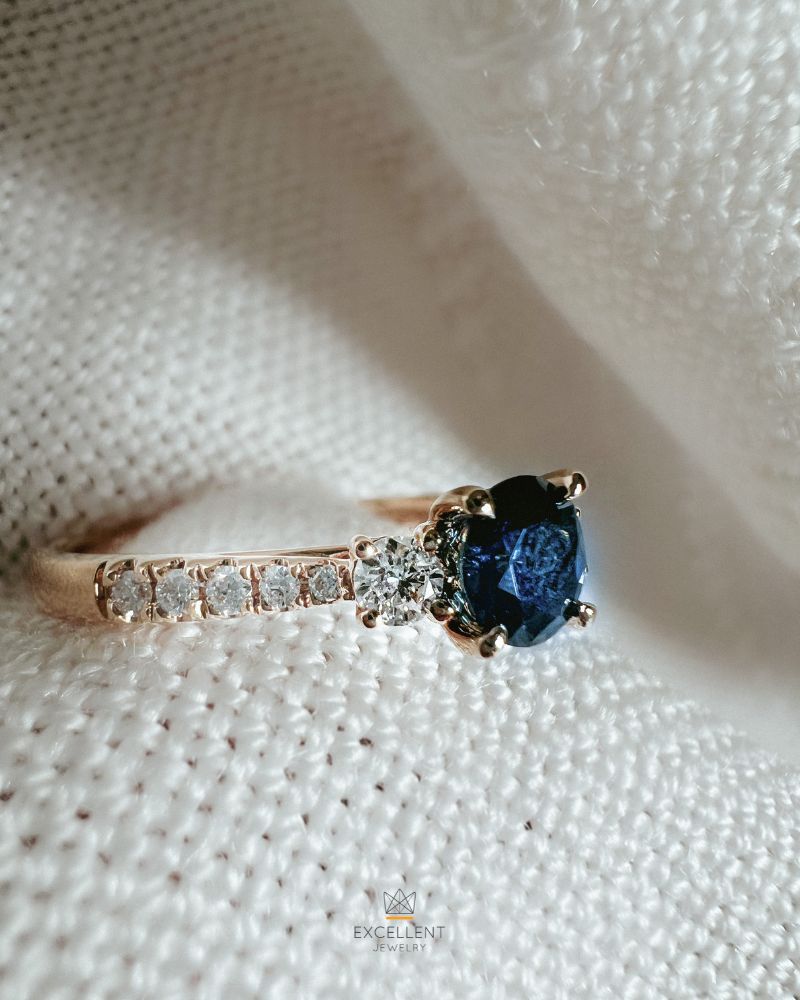 Bague élégante en or jaune avec magnifique saphir et diamants