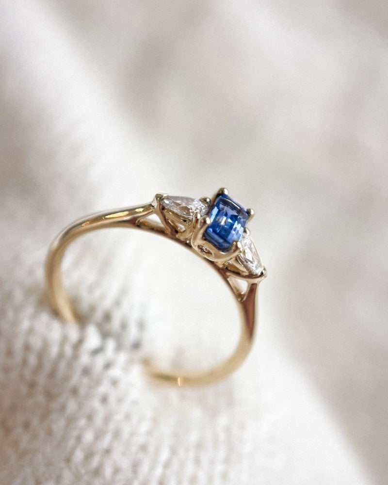Bague en Or Jaune Unique avec Saphir Émeraude Taillé et Diamants Taillés en Poire