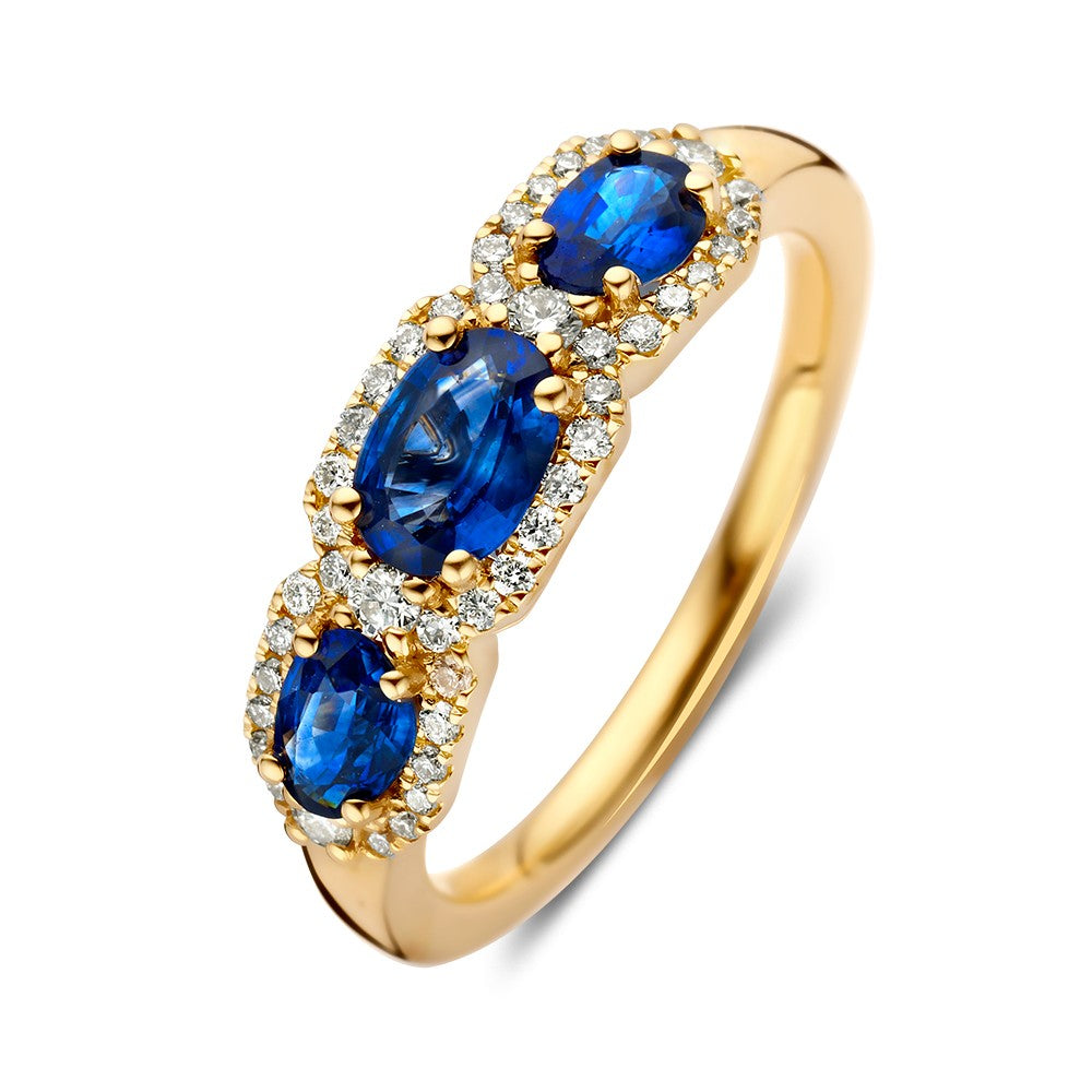 Bague en or jaune avec trois saphirs ovales entourés de diamants.