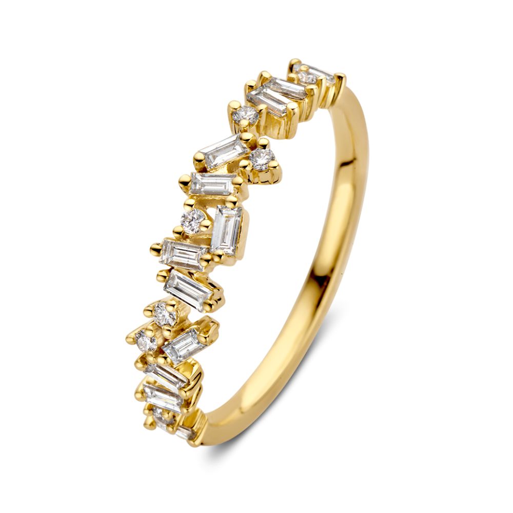 Bague en or jaune ornée de diamants taille baguette et brillant, totalisant 0,38 carat.