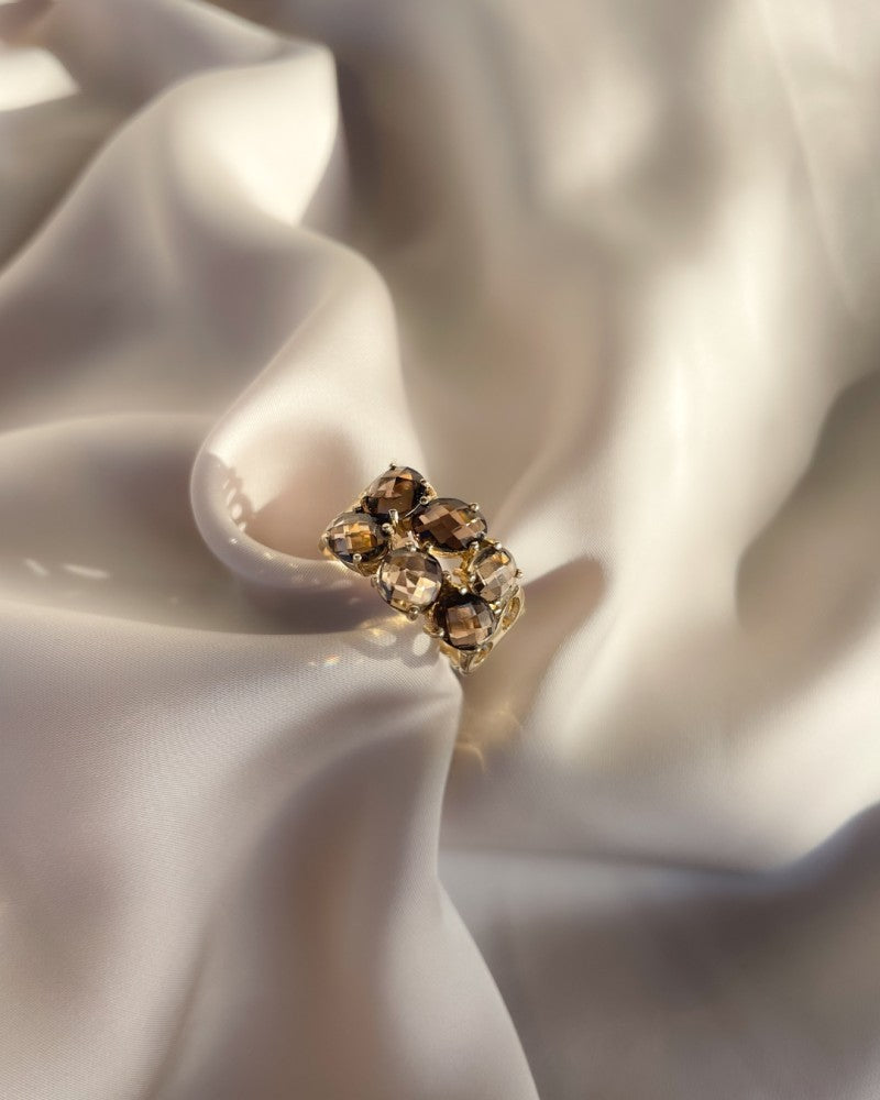 Brede Geelgouden Ring met Smoky Kwarts – Een Statement van Luxe en Organische Schoonheid