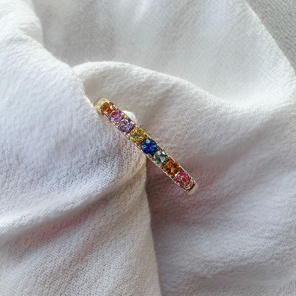 Bague en Or Jaune avec Saphir Arc-en-Ciel en Sertissage Chaton Serré – Coloré et Élégant
