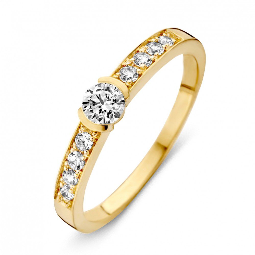 Bague en or jaune avec un zircon central et des zircons sur le côté.