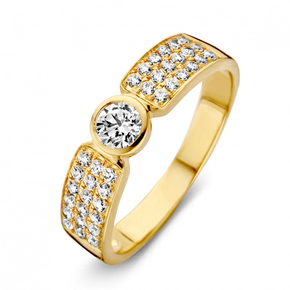 Bague en or jaune ornée de zirkonia en sertissage pavé, avec un détail central brillant.