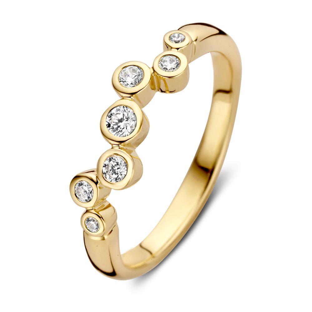 Bague en or jaune 14 carats avec zircons dans un design ondulé.