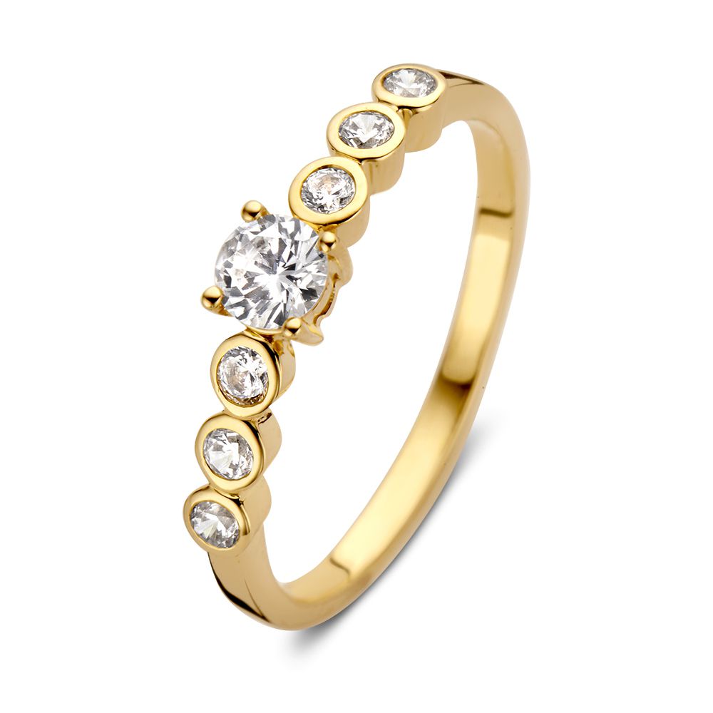 Bague en or jaune 14 carats ornée de zircons, avec une pierre centrale et des détails scintillants.