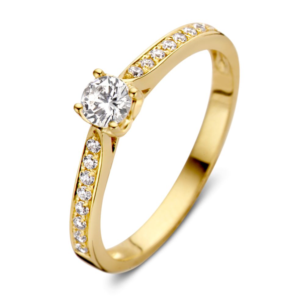 Bague en or jaune 14 carats avec un design intemporel et romantique, ornée d'un diamant central et de petits diamants sur le côté.