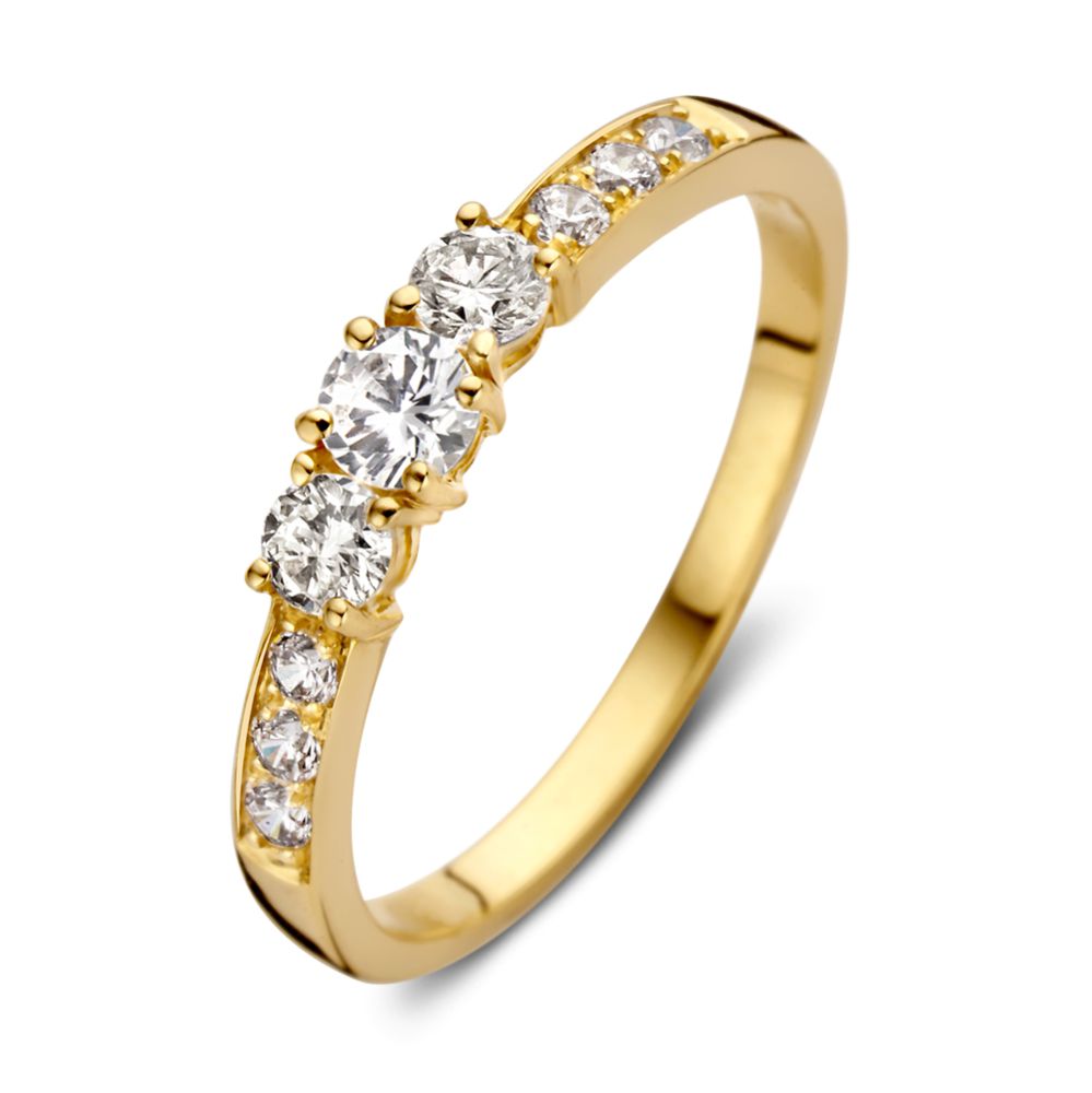 Bague en or jaune 14 carats ornée de zirconiums, design sobre avec trois pierres centrales.