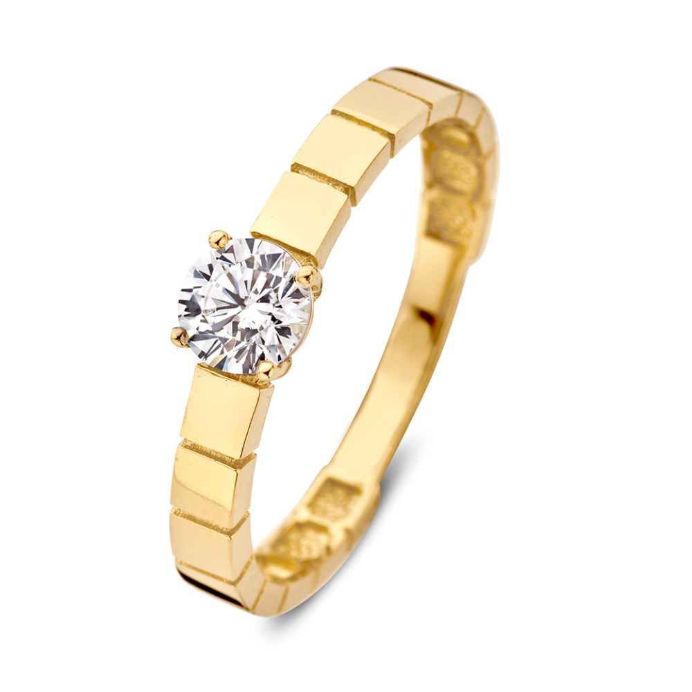 Bague en or jaune 14 carats avec une pierre centrale en zircon et un bandeau travaillé.