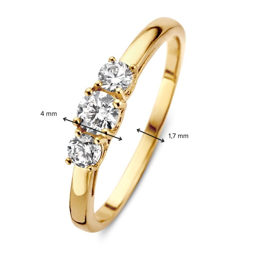 De Stijlvolle Geelgouden Damesring met Zirkonia van Excellent Jewelry is gemaakt van 14 karaat goud en heeft drie ronde witte zirkonia's op een rij, met een 4 mm brede middelste steen en een band van 1,7 mm dikte.