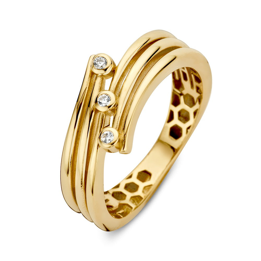 Bague en or jaune élégante avec trois zirkonia et un design moderne et ludique.